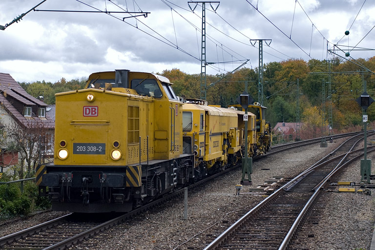 203 308 mit DbV 93748 bei km 16,8 (Oktober 2010)