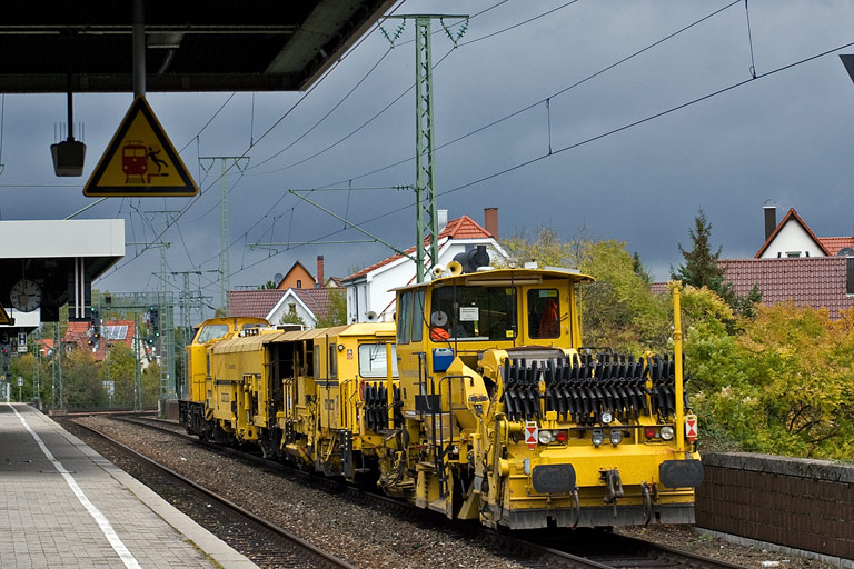 203 308 mit DbV 93748 bei km 16,8 (Oktober 2010)