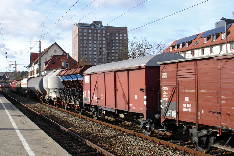 212 084 und 110 281 bei km 15,6 (November 2010)
