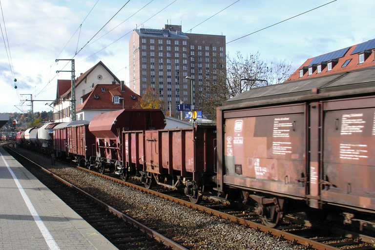 212 084 und 110 281 bei km 15,6 (November 2010)