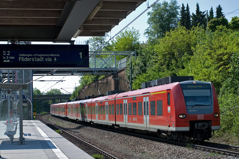 425 808 als RE 19640 bei km 14,2 (Mai 2010)