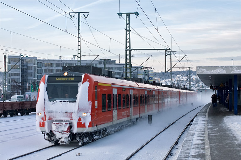Baureihe 425 als RE 19636 bei km 15,6 (Februar 2010)