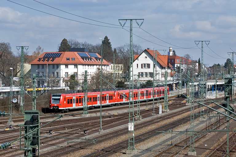 Baureihe 426 und Baureihe 425 als RE 19609 bei km 15,8 (M&auml;rz 2010)