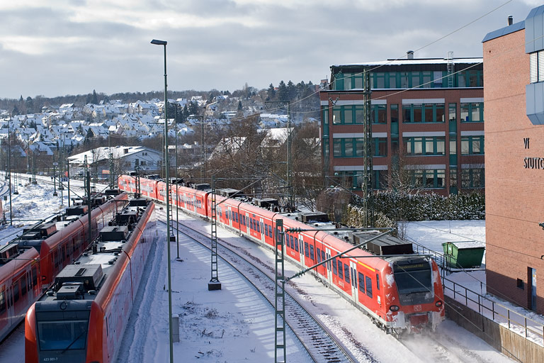 BR 426 und BR 426 und BR 425 mit RE 19087/19587 bei km 16,0 (Dezember 2010)