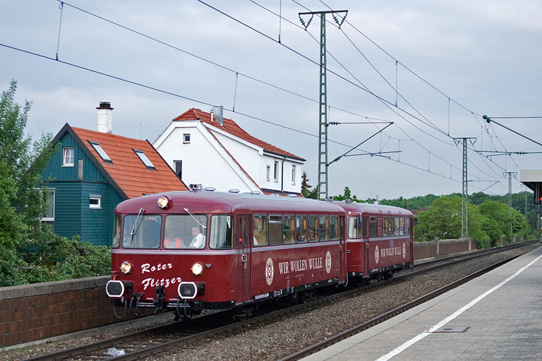 798 469 und 998 554 als DPE 92866 bei km 16,8 (Mai 2010)