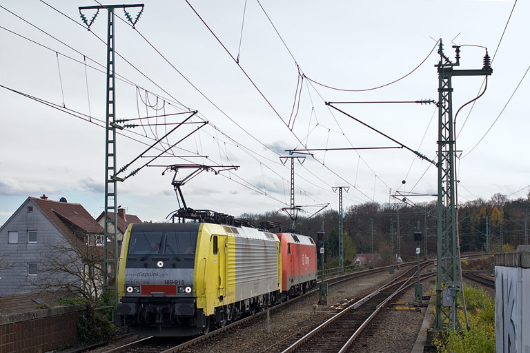 ES 64 F4-015 und 152 004 bei km 16,8 (November 2010)