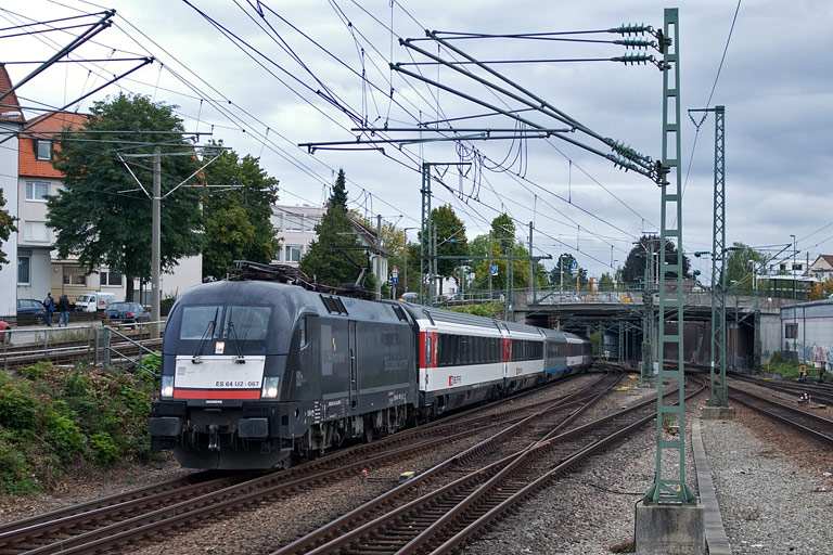 ES 64 U2-067 mit IC 181 bei km 15,4 (September 2010)