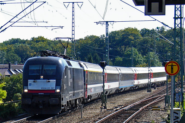 ES 64 U2-067 mit IC 280 bei km 16,8 (September 2010)