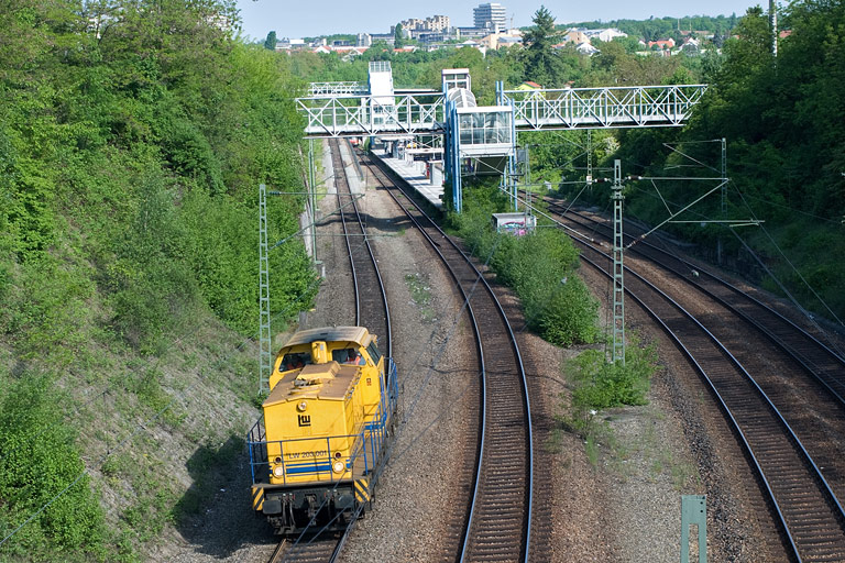 LW 203.001 (ex-DR 202 390) bei km 14,4 (Mai 2010)