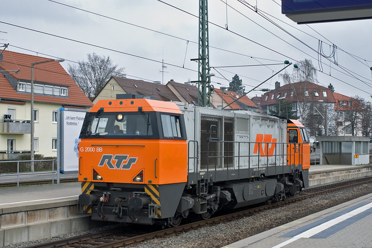 RTS G2000 BB als Tfzf 37457 bei km 15,6 (April 2010)