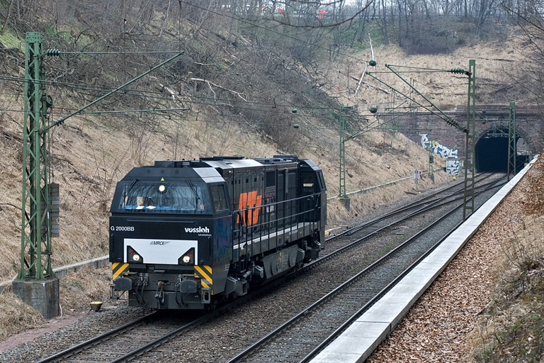 RTS G2000 BB als Tfzf 93926 bei km 18,0 (April 2010)