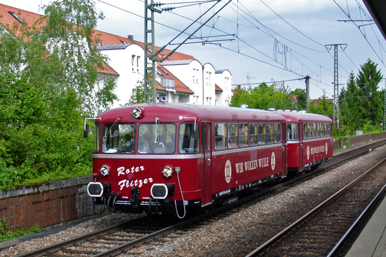 798 469 und 998 554 als DPE 92863 bei km 16,8 (Mai 2010)