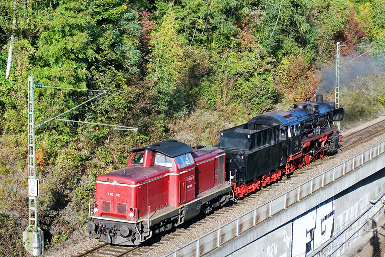 V100 1041 und 50 2988 als Tfzf 92829 bei km 13,8 (Oktober 2010)