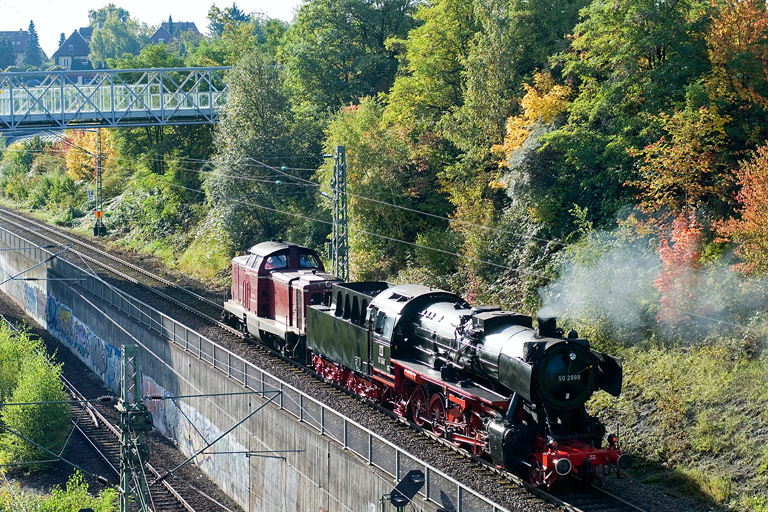 V100 1041 und 50 2988 als Tfzf 92829 bei km 14,0 (Oktober 2010)