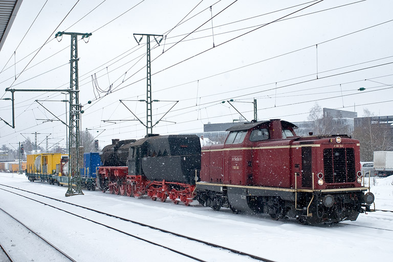 V100 1041 und 52 7596 mit DbZ 92443 bei km 15,6 (Februar 2010)