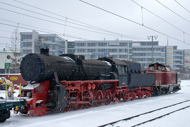 V100 1041 und 52 7596 mit DbZ 92443 bei km 15,6 (Februar 2010)