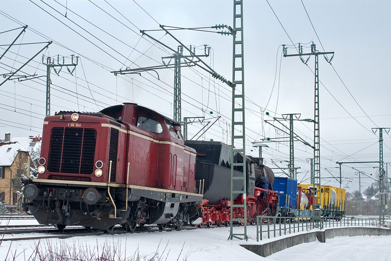 V100 1041 und 52 7596 mit DbZ 92443 bei km 16,6 (Februar 2010)