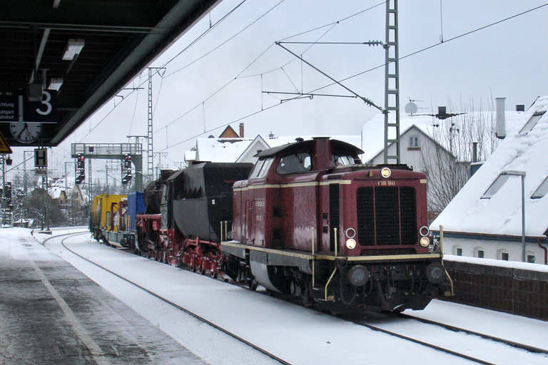 V100 1041 und 52 7596 mit DbZ 92443 bei km 16,8 (Februar 2010)