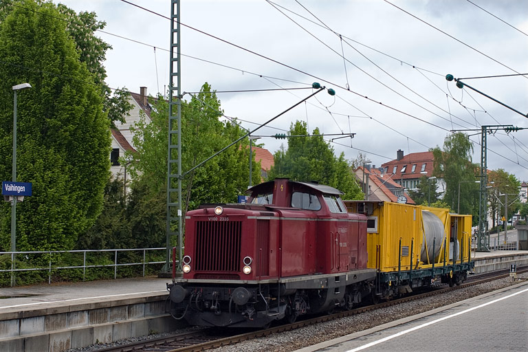 V100 2335 bei km 15,6 (Mai 2010)