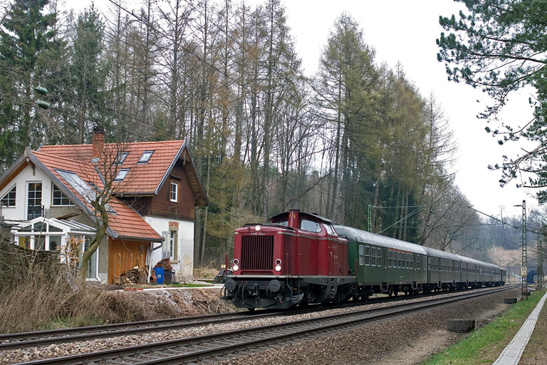 V100 2335 mit DLr 93396 bei km 18,2 (April 2010)