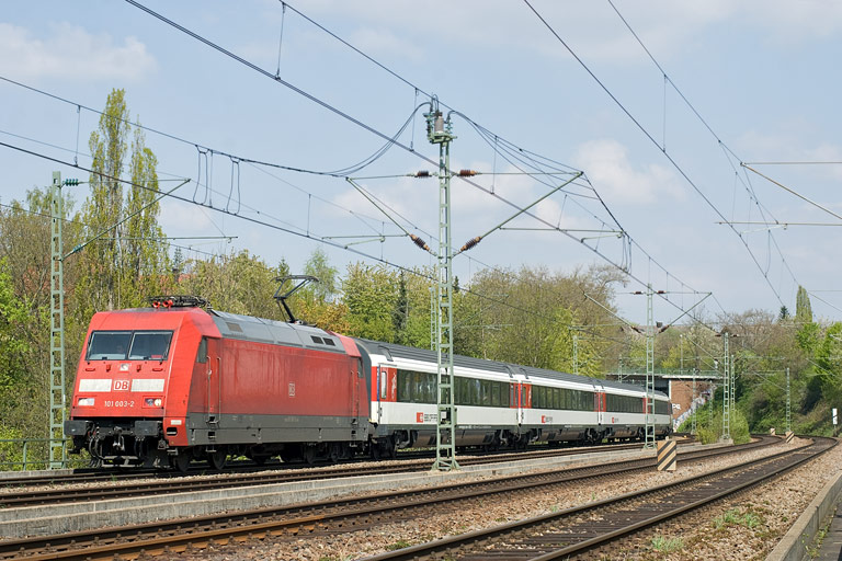 101 003 mit IC 185 bei km 14,6 (April 2011)