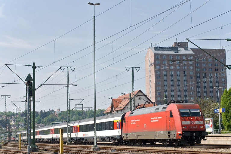 101 004 mit IC 282 bei km 15,6 (April 2011)