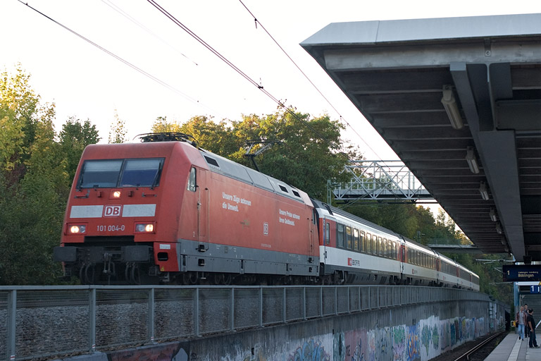 101 004 mit IC 283 bei km 14,0 (September 2011)