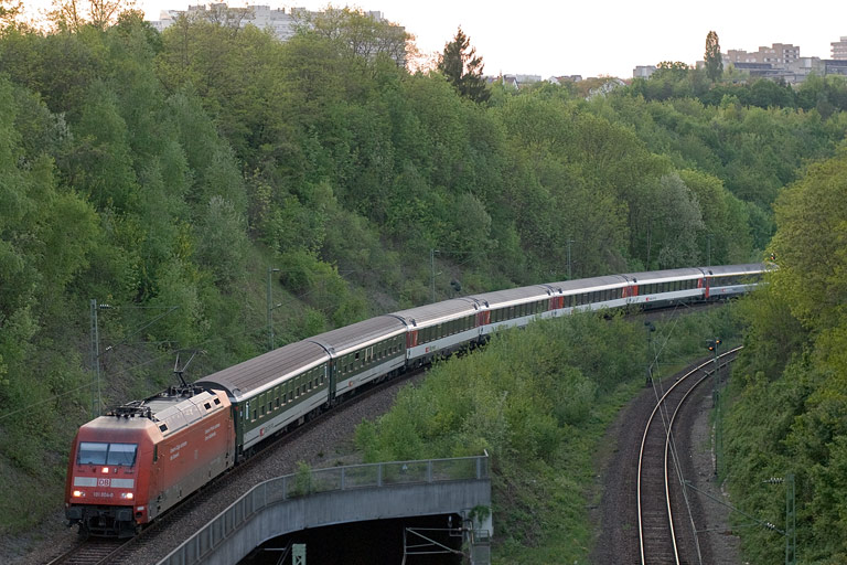 101 004 mit IC 285 bei km 13,8 (April 2011)