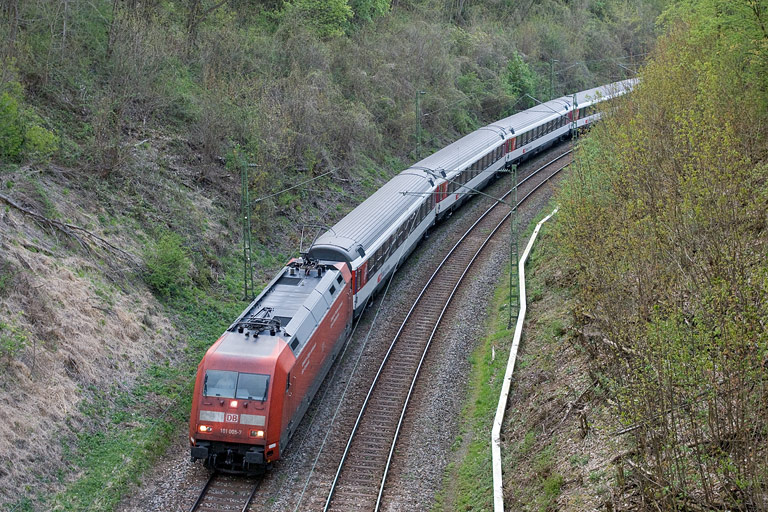 101 005 mit IC 283 bei km 11,0 (April 2011)