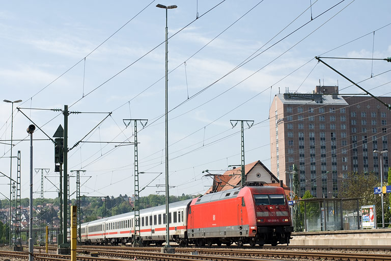 101 006 mit IC 2370 bei km 15,6 (April 2011)