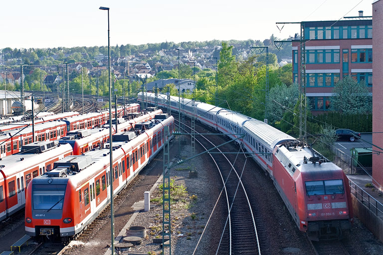 101 006 mit IC 2371 bei km 16,0 (April 2011)