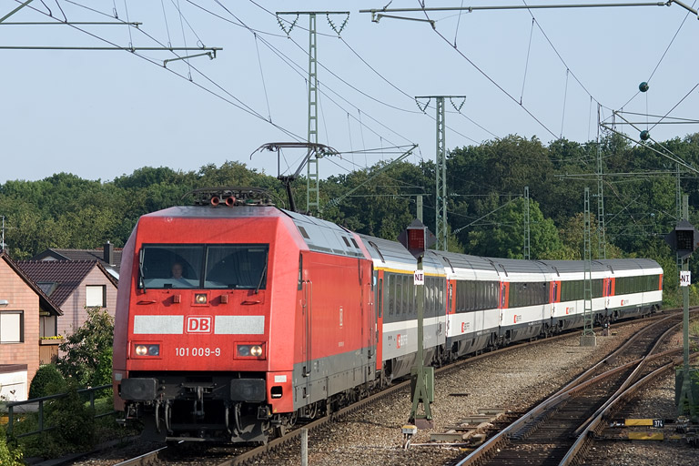 101 009 mit IC 184 bei km 16,8 (August 2011)
