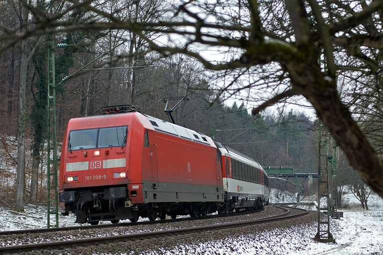 101 009 mit IC 185 bei km 11,8 (Januar 2011)