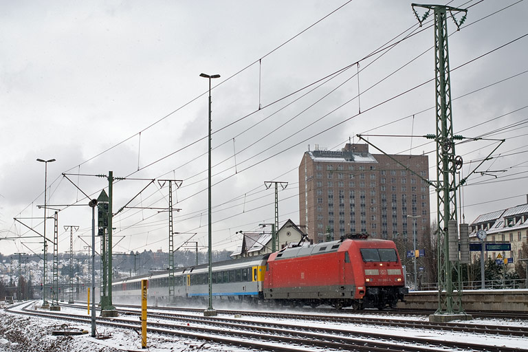 101 009 mit IC 282 bei km 15,6 (Januar 2011)