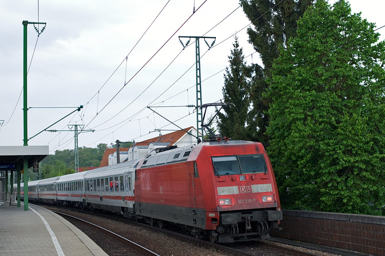 101 010 mit IC 2371 bei km 16,8 (April 2011)