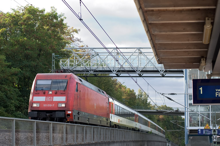 101 010 mit IC 283 bei km 14,0 (August 2011)
