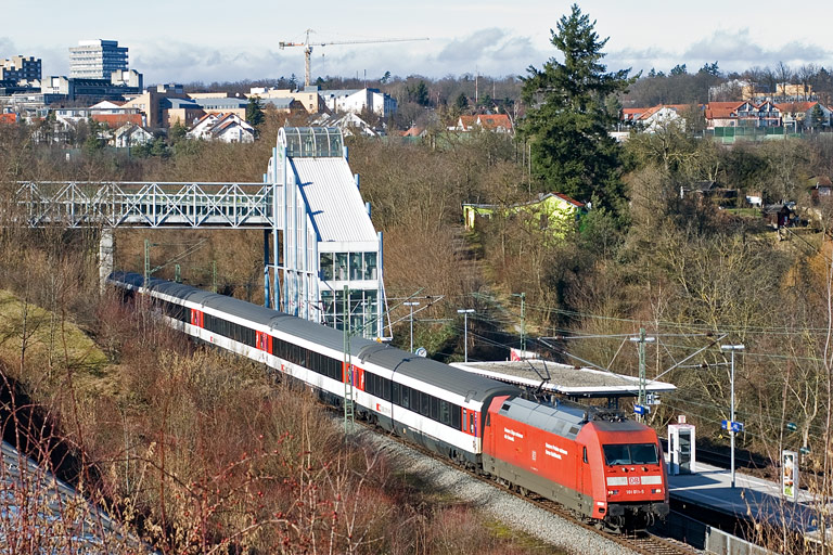 101 011 mit IC 187 bei km 14,2 (Februar 2011)