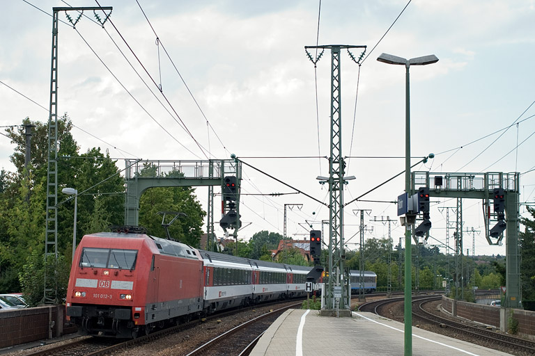 101 012 mit IC 283 bei km 16,6 (August 2011)