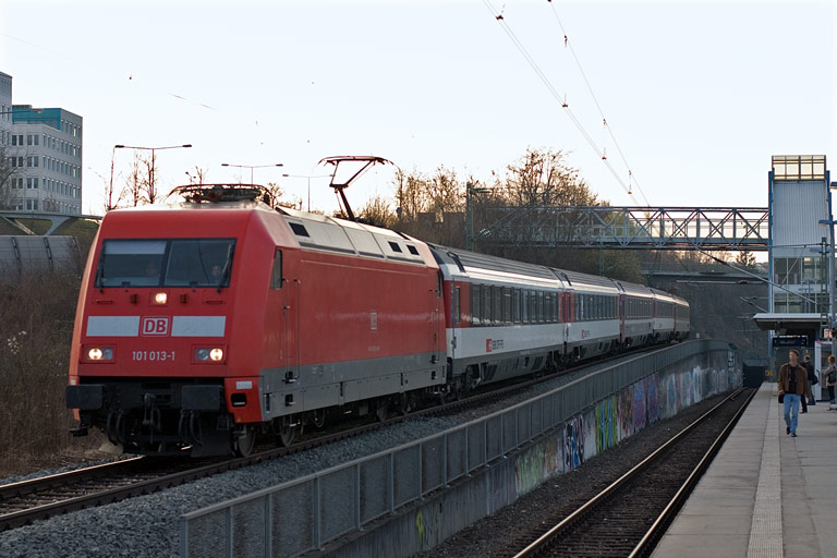 101 013 mit IC 283 bei km 14,2 (M&auml;rz 2011)