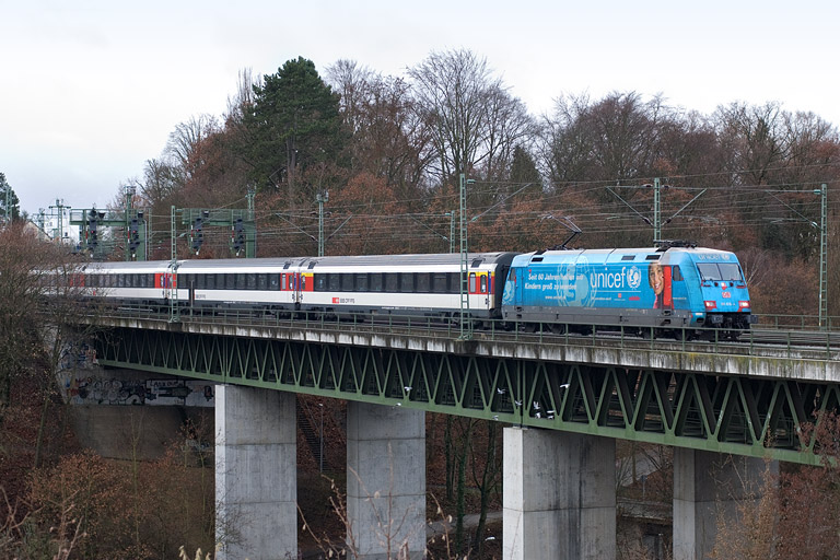 101 016 mit IC 280 bei km 14,6 (Dezember 2011)