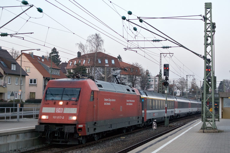 101 017 mit IC 283 bei km 15,6 (M&auml;rz 2011)