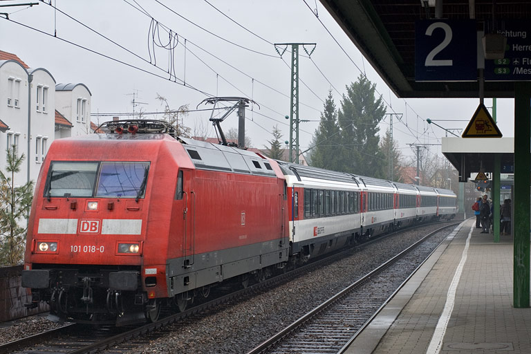 101 018 mit IC 185 bei km 16,8 (M&auml;rz 2011)