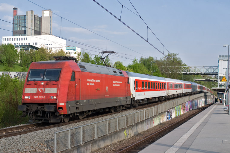 101 019 mit CNL 1258 bei km 14,2 (April 2011)