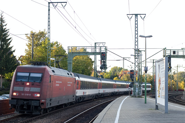 101 019 mit IC 283 bei km 16,6 (September 2011)