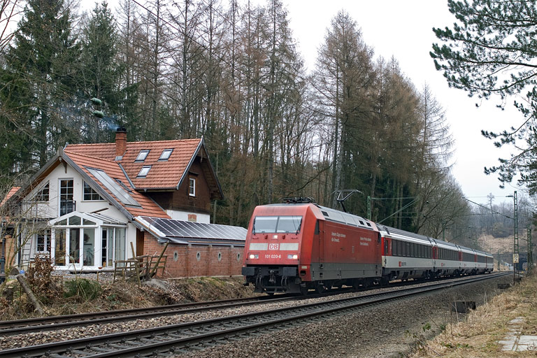 101 020 mit IC 187 bei km 18,2 (Februar 2011)