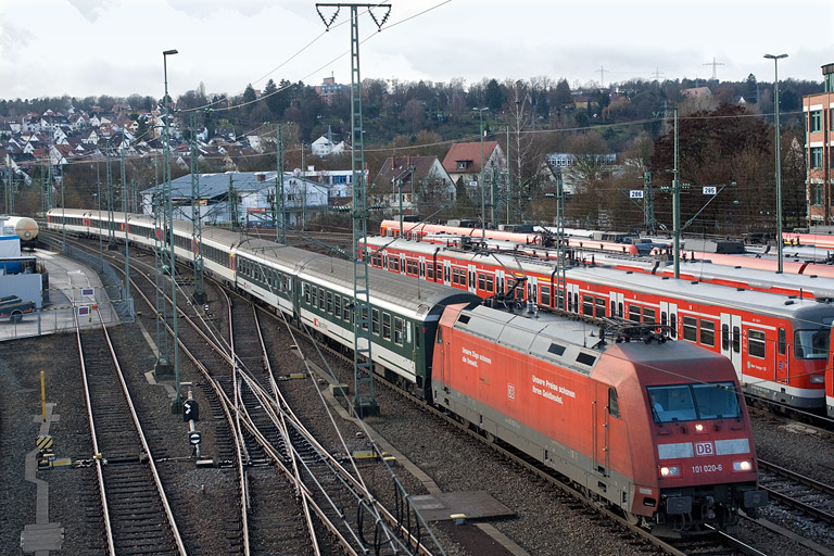 101 020 mit IC 282 bei km 16,0 (Dezember 2011)