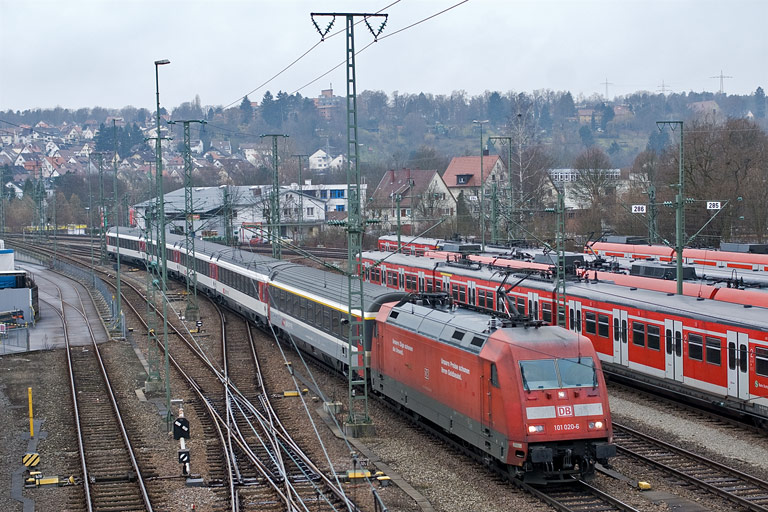101 020 mit IC 282 bei km 16,0 (Februar 2011)