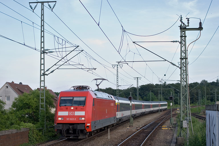 101 022 mit IC 182 bei km 16,8 (Juni 2011)