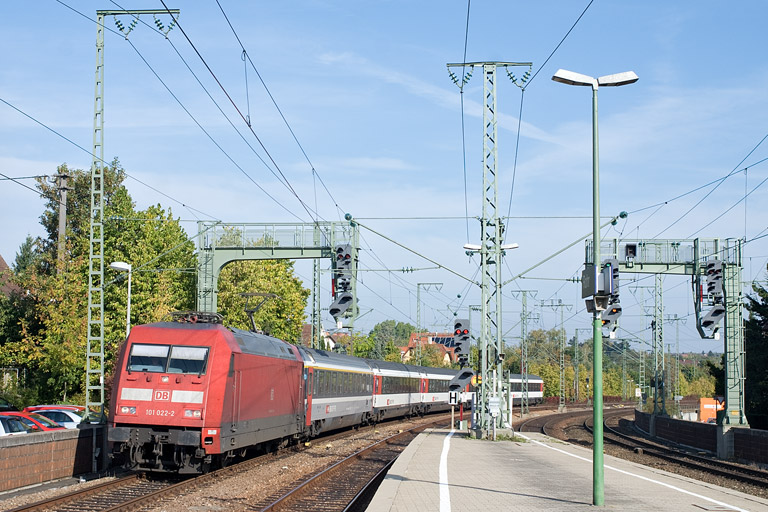 101 022 mit IC 183 bei km 15,6 (September 2011)