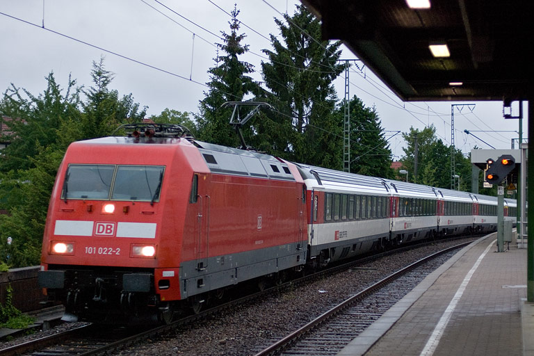 101 022 mit IC 285 bei km 16,8 (Mai 2011)